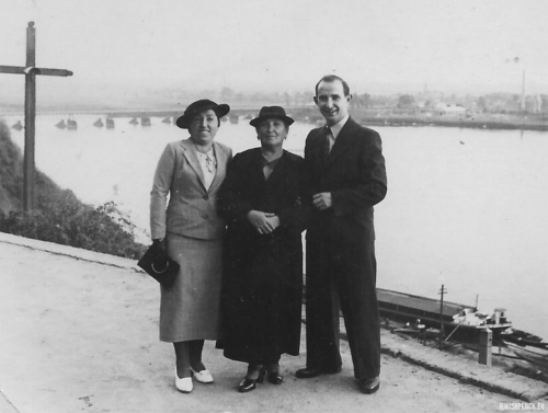Hinda Małka Perelgryc with her daughter Chana Rachela and her son Motel, Płock, 1930s